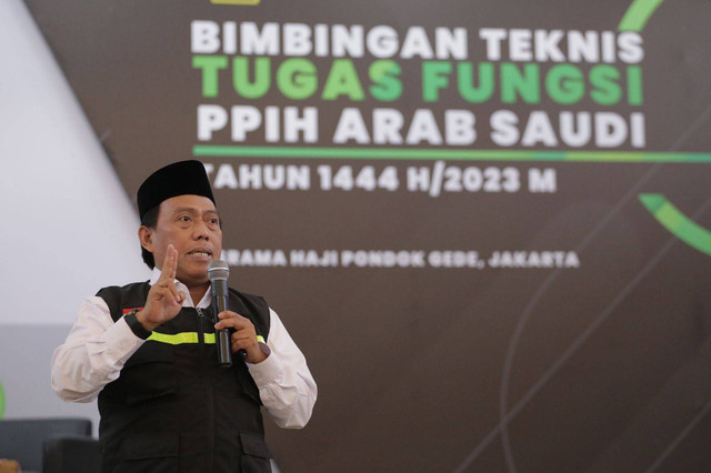 Direktur Bina Haji Kemenag Arsyad Hidayat saat memberikan materi kepada petugas PPIH Arab Saudi di Asrama Haji, Pondok Gede, Jakarta Timur. Foto: Dok. Kemenag