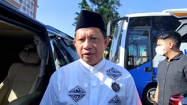 Menteri Dalam Negeri Tito Karnavian di rumah duka Istri Wakapolri Komjen Gatot Eddy Pramono di Meruya Selatan, Jakarta Barat, Sabtu (8/4). Foto: Jonathan Devin/kumparan