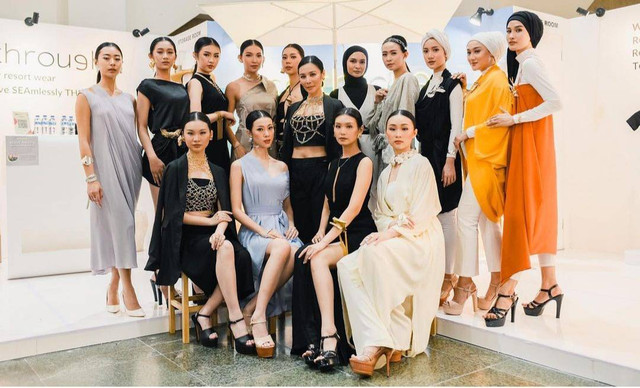 Natasha Oen (tengah berdiri) bersama koleksi Seathrough miliknya.