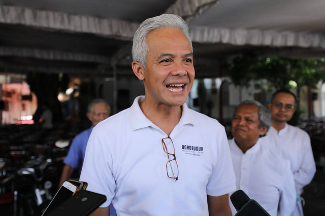 Gubernur Jawa Tengah Ganjar Pranowo usai mengecek persiapan ibadah Misa di Gereja Santo Antonius Purbayan, Jalan Arifin No 1 Kampung Batu, Kecamatan Pasar Kliwon, Kota Solo, Sabtu (8/4/2023).