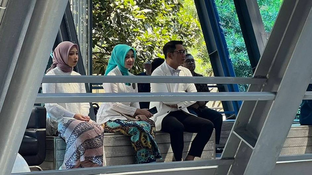 Camillia Laetitia Azzahra (paling kiri, adik Eril), Atalia Praratya, Ridwan Kamil, di Gedung ITB. Dok: Ist.