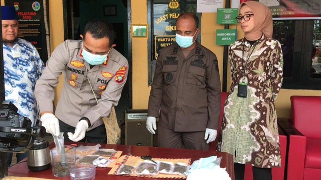 Kapolres Kaimana AKBP Gadug Kurniawan, saat memasukan narkoba jenis ganja ke dalam blender untuk dimusnahkan disaksikan oleh Kajari Kaimana Anton Markus Londa, dan Perwakilan Pengadilan Negeri (PN) Kaimana, Yudita Trisnanda.