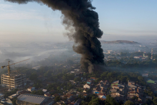 Foto udara kebakaran pabrik pengolahan plastik di Bantargebang, Bekasi, Jawa Barat, Sabtu (8/4/2023). Foto: Fakhri Hermansyah/ANTARA FOTO