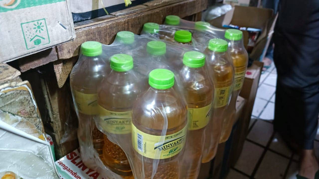 Pedagang menjual MinyaKita di Pasar Jaya Kebayoran Baru, Jakarta Selatan. Foto: Ghinaa Rahmatika/kumparan