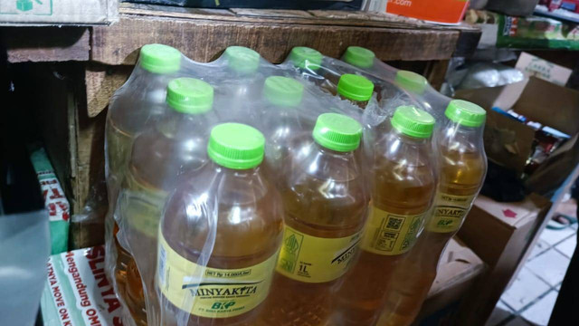 Pedagang menjual MinyaKita di Pasar Jaya Kebayoran Baru, Jakarta Selatan, Sabtu (8/4/2023). Foto: Ghinaa Rahmatika/kumparan