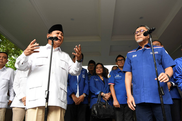 Ketum Partai Gerindra Prabowo Subianto berjabat tangan dengan Ketum PAN Zulkifli Hasan memberikan keterangan pers usai melakukan pertemuan di kediaman Kertanegara, Kebayoran Baru, Jakarta, Sabtu (8/4/2023). Foto: M Risyal Hidayat/ANTARA FOTO