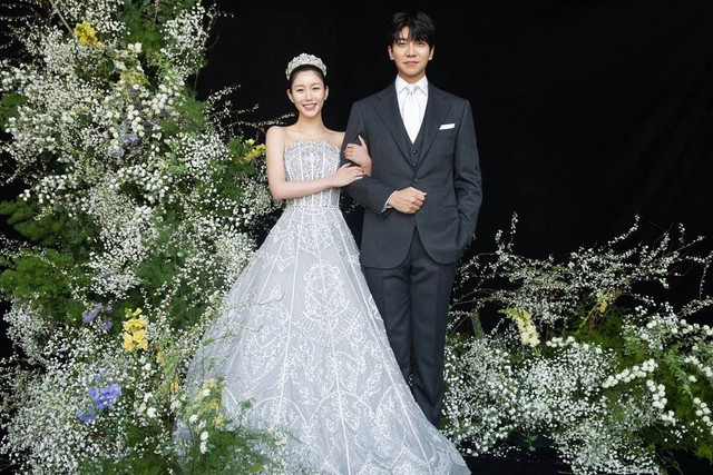 Tampilan Lee Da In di hari pernikahannya dengan Lee Seung Gi, pada Jumat (7/4/2023). Foto: Instagram/@byhumanmade