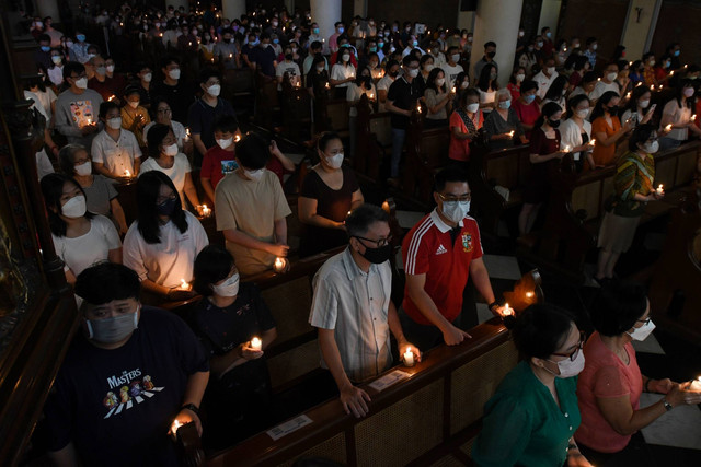 Umat Katolik mengikuti Misa Malam Paskah di Gereja Katedral, Jakarta, Sabtu (8/4/2023). Foto: Aditya Pradana Putra/ANTARA FOTO