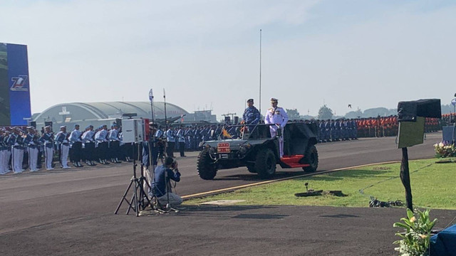 Momen Panglima TNI Laksamana TNI Yudo Margono memeriksa kesiapan peserta upacara HUT TNI AU ke-77 di Lanud Halim Perdanakusuma, Minggu (9/4).  Foto: Luthfi Humam/kumparan