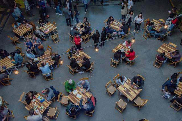 Ilustrasi food court, tempat bukber murah di Makassar, foto oleh Regina Victorica di Unsplash