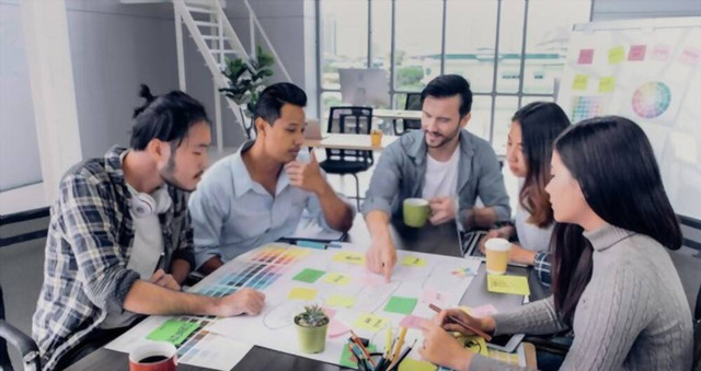 Ilustrasi kelompok orang sedang berdiskusi mengenai digital marketing foto : dok.shutterstock