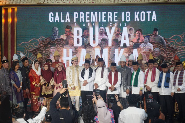 Sejumlah aktor dan aktris film bersiap di acara Premiere Film Buya Hamka di XXI Epicentrum, Jakarta, Minggu (9/4/2023). Foto: Iqbal Firdaus/kumparan