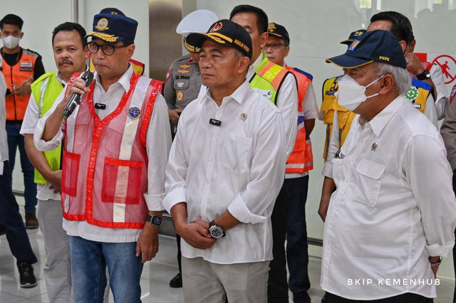 Menhub Budi Karya, Menteri PUPR Basuki Hadimuljono, dan Menko PMK Muhadjir Effendy meninjau Bandara Kertajati. Foto: Kemenhub