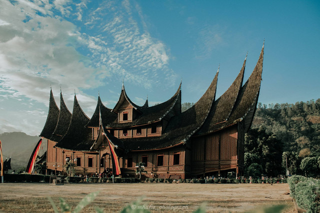 Ilustrasi rumah adat minang. Foto: Shutterstock