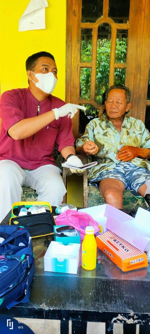 Dosen Spesialis Medikal Bedah ketika melakukan pengecekan kolesterol pada pasien/Foto : Dokpri