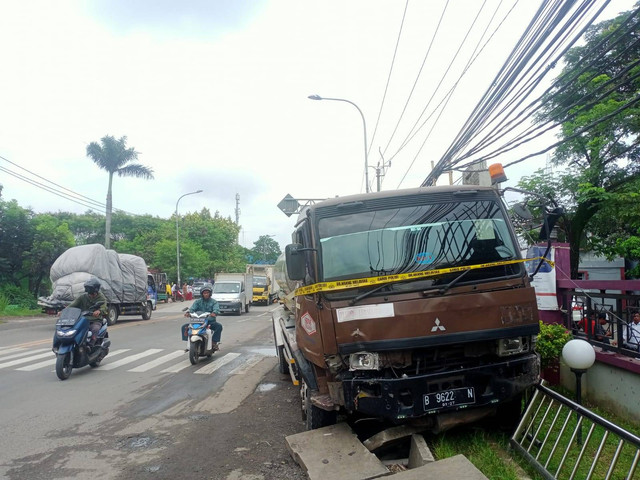 Truk yang menabrak 6 motor, kini diberi garis polisi. Dok: Ist.