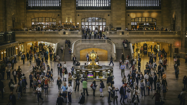 Mobilitas sosial adalah fenomena yang umum terjadi di lingkungan sosial. Foto: Pexels.com