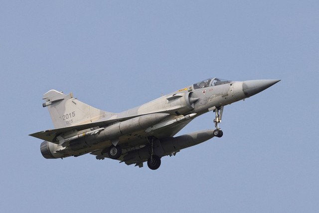 Pesawat Mirage 2000-5 Angkatan Udara Taiwan bersiap untuk mendarat di Pangkalan Udara Hsinchu di Hsinchu, Taiwan, Senin (10/4/2023).  Foto: I-Hwa Cheng/REUTERS