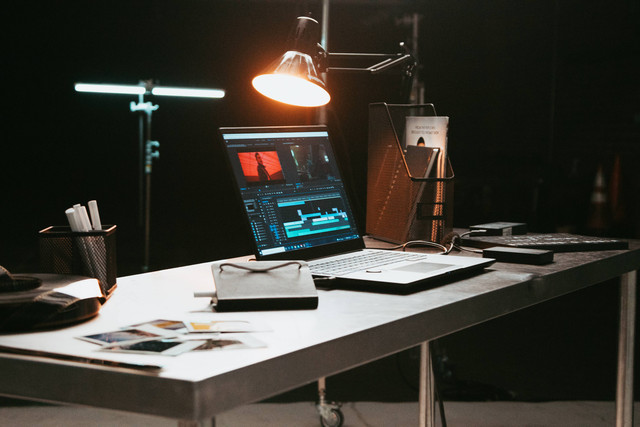 Cara Mengedit Video di Laptop dan Smartphone. Foto: Unsplash/Jakob Owens