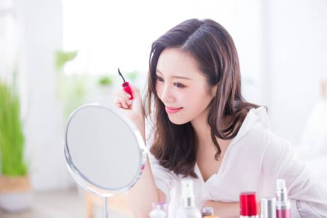 com-Ilustrasi menggunakan make up. Foto: Shutterstock