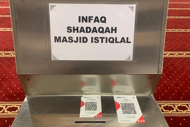 QRIS Infaq di kotak amal di Masjid Istiqlal, Jakarta, Senin (10/4/2023).  Foto: Luthfi Humam/kumparan
