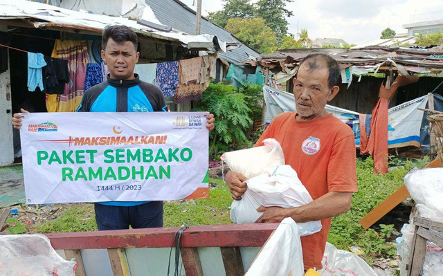 Bantuan Sembako Ramadhan Sentuh Warga Dhuafa di Sekitar Bantaran Rel Kereta