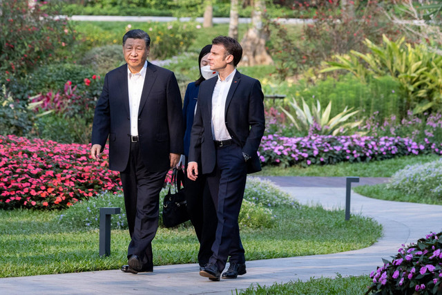 Presiden Prancis Emmanuel Macron bertemu dengan Presiden China Xi Jinping di taman kediaman Gubernur Guangdong, China, tahun 2023. Foto: Jacques WITT / POOL / AFP