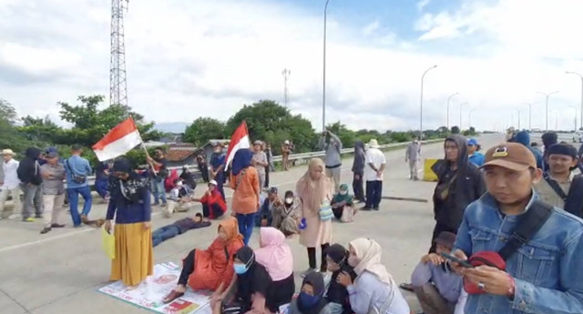 Warga yang memblokade jalan tol. Dok: kumparan.