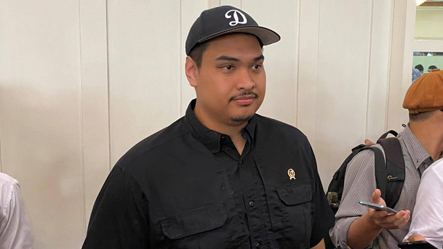 Menteri Pemuda dan Olahraga (Menpora), Dito Ariotedjo, di Kantor Kemenpora, Jakarta. Foto: Soni Insan Bagus/kumparan