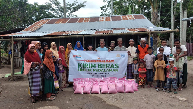 Tersalurkan! Bantuan Beras ke Pedalaman Desa Kaeneno, NTT