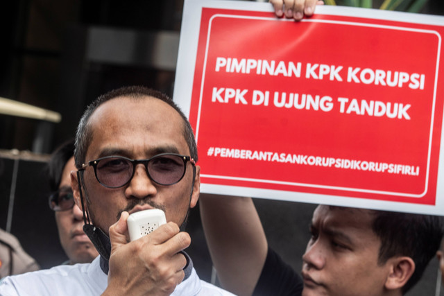 Anggota Koalisi Masyarat Sipil Anti Korupsi Abraham Samad menyuarakan pendapatnya saat melakukan unjuk rasa di Gedung Merah Putih KPK, Jakarta, Senin (10/4/2023). Foto: Muhammad Adimaja/Antara Foto