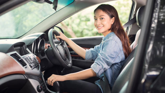 Ilustrasi wanita mengendarai mobil setelah melahirkan caesar. Foto: TuiPhotoEngineer/Shutterstock