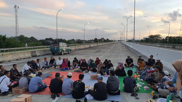 Para ahli waris jelang buka puasa di tengah Tol Jatikarya. Dok: kumparan.