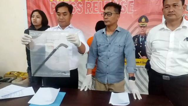 Polisi menunjukkan senjata tajam yang digunakan pelaku pembunuhan di Malalayang, Kota Manado.