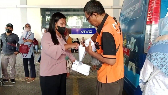 Kantor perwakilan Bank Indonesia (BI) cabang Cirebon membuka layanan bagi masyarakat yang hendak ingin menukar uang baruSenin (10/4/2023). Foto: Tarjoni