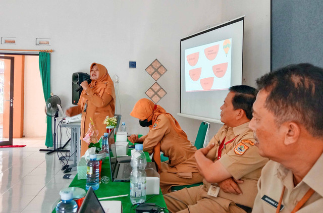 Sosialisasi Kehidupan Belajar di SMA/SMK di SMP Alkautsar Temanggung oleh para narasumber (foto: pribadi)
