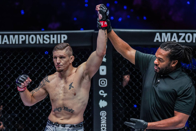 Wasit Herb Dean (kanan) mengangkat tangan Zebaztian Kadestam setelah sang petarung Swedia mengalahkan lawannya di ONE Fight Night 1 pada Agustus 2022. Foto: ONE Championship