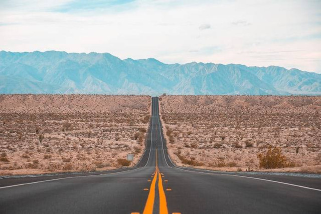 Ilustrasi tarif Tol Jakarta Bandung 2023. Sumber: unsplash.com/Derek Thomson