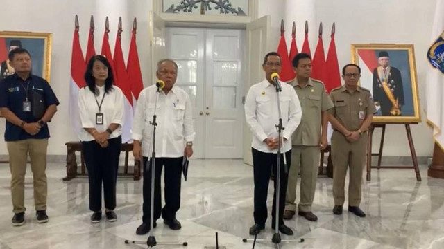 Menteri PUPR Basuki Hadimuljono dan Pj Gubernur DKI Jakarta Heru Budi Hartono di Balai Kota DKI Jakarta, Selasa (11/4). Foto: Haya Syahira/kumparan