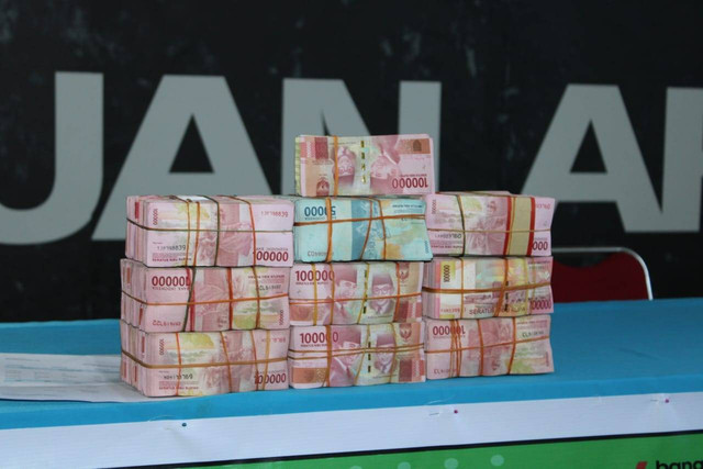Tumpukan duit Rp 860 juta itu. Foto: Dok. Istimewa