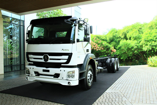 Truk Mercedes-Benz Axor M-Cab yang kabinnya ditambahkan alas tidur untuk driver. Foto: dok. DCVI