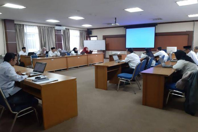 Suasana ujian tulis dalam Asesmen Fasilitator Moderasi Beragama, di Jakarta, Jumat (24/03/2023). (Foto: Dok. Balitbang Diklat Kemenag) 