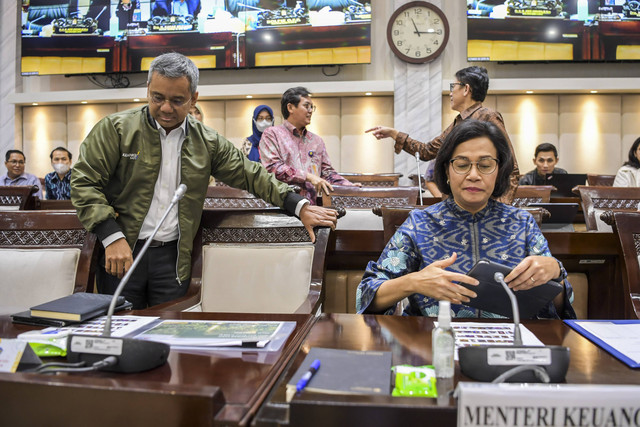 Menteri Keuangan Sri Mulyani Indrawati mengikuti rapat kerja dengan Komisi XI DPR di kompleks Parlemen, Senayan, Jakarta, Selasa (11/4/2023). Foto: Galih Pradipta/ANTARA FOTO