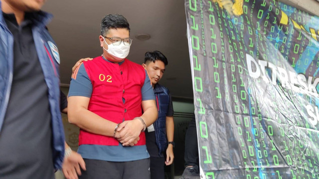 Polisi menunjukkan pelaku penyebar QRIS palsu di masjid saat konpers di Polda Metro, Selasa (11/4).  Foto: Jonathan Devin/kumparan
