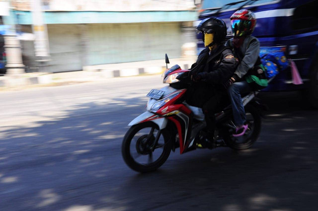 Pemudik sepeda motor melintasi jalur pantura Brebes. Foto Akrom 