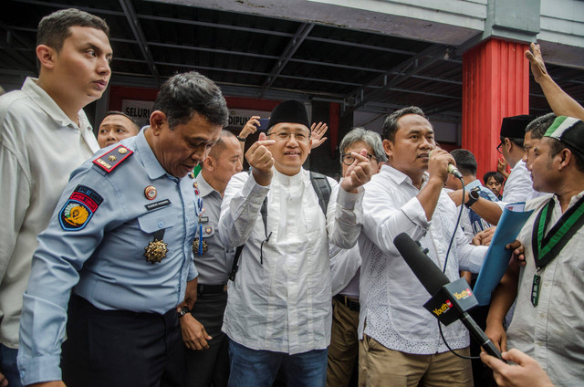 Mantan Ketua Umum Partai Demokrat Anas Urbaningrum (tengah) menemui pendukungnya saat keluar dari Lapas Kelas I Sukamiskin, Bandung, Jawa Barat, Selasa (11/4/2023). Foto: Novrian Arbi/Antara Foto