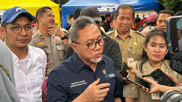 Mendag Zulhas di Bazar Murah Cilincing, Selasa (11/4/2023). Foto: Nabil Jahja/kumparan