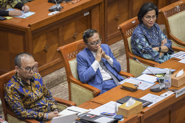 Menko Polhukam yang juga Ketua Komite Koordinasi Nasional PP TPPU Mahfud MD (tengah) bersama Menteri Keuangan (Menkeu) Sri Mulyani (kanan) dan Kepala Pusat Pelaporan dan Analisis Transaksi Keuangan (PPATK) Ivan Yustiavandana (kiri). Foto: Galih Pradipta/Antara Foto