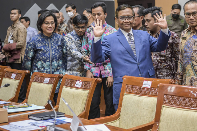 Menko Polhukam yang juga Ketua Komite Koordinasi Nasional PP TPPU Mahfud MD (kanan) bersama Menteri Keuangan (Menkeu) Sri Mulyani (kiri) bersiap mengikuti rapat dengar pendapat bersama Komisi III DPR di Kompleks Parlemen, Senayan, Selasa (11/4/2023). Foto: Galih Pradipta/Antara Foto