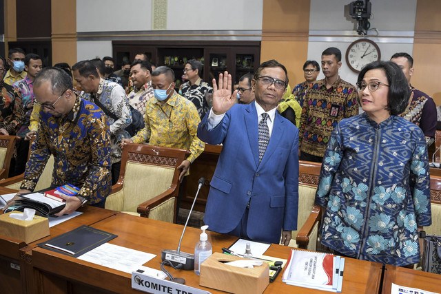 Menko Polhukam yang juga Ketua Komite Koordinasi Nasional PP TPPU Mahfud MD (kedua kanan) bersama Menteri Keuangan (Menkeu) Sri Mulyani (kanan) rapat dengar pendapat bersama Komisi III DPR di Kompleks Parlemen, Senayan, Selasa (11/4/2023). Foto: Galih Pradipta/Antara Foto